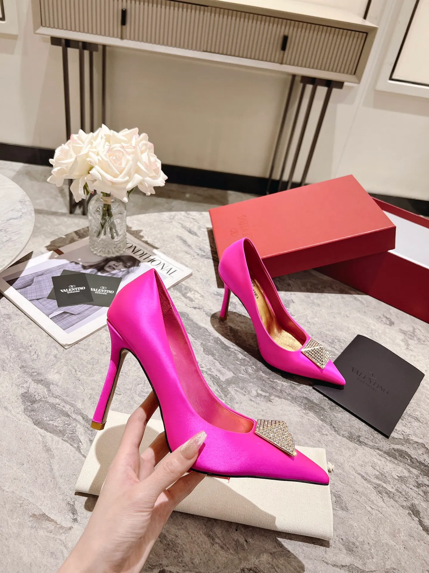 👟👟Ex-factory price 440👟👟 Genuine leather sole +40 Top version 𝑉𝐴𝐿𝐸𝑁𝑇𝐼𝑁𝑂 Valentino spring and summer new women's shoes 7⃣️ colors The unique [pyramid] large rivet hardware [hand-set with diamonds] brings out a full sense of high-end, and the new season will live up to expectations! Worth buying ★Imported silk is absolutely high-grade ❥Original method, absolutely sensual ❥Elegant style, creating a different feeling, simple and elegant style!  Code number: 35-41 (34-42 customized) Fabric: Imported high-gloss silk fabric Lining: Sheepskin lining Heel height: 10cm Leather outsole Rubber outsole